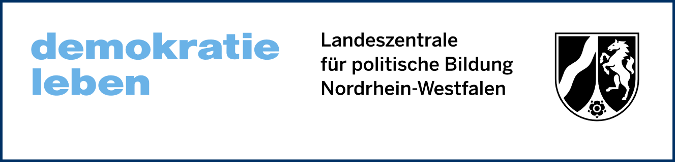 Das Logo von der Landeszentrale für politische Bildung besteht aus den Schriftzügen „Demokratie leben“ und „Landeszentrale für politische Bildung Nordrhein-Westfalen“ sowie dem Wappen von NRW.