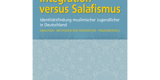 Titelseite des Buches "Integration versus Salafismus" herausgegeben von Wael El-Gayar und Katrin Strunk.