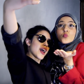 Zwei Muslimas posieren für ein Selfie.