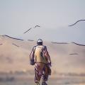 Ein Mann in traditioneller Kleidung vor den Bergen Afghanistans